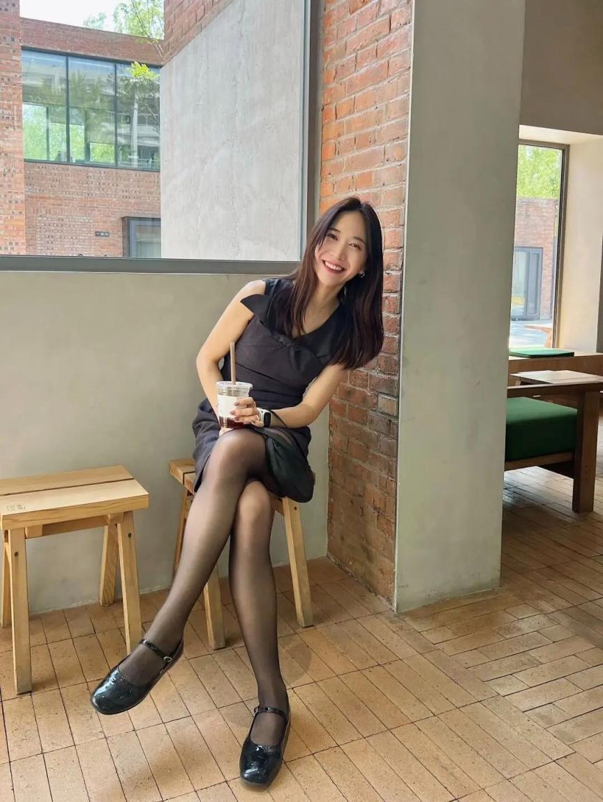 蜂腰翘臀，油光肉丝大长腿