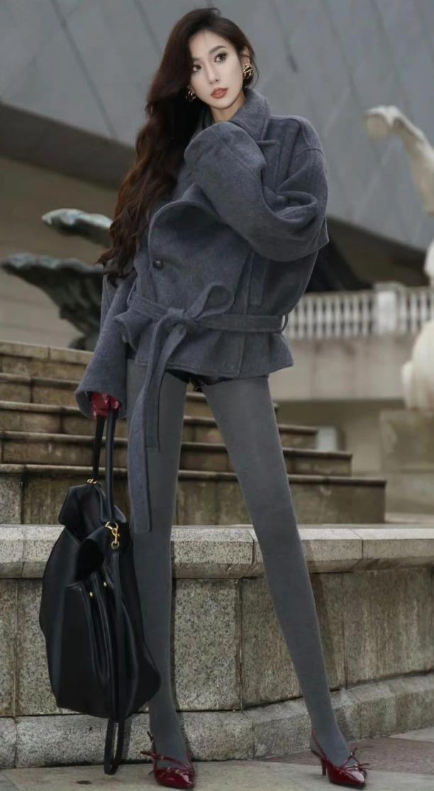 蜂腰翘臀，油光肉丝大长腿