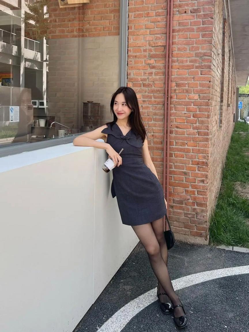 蜂腰翘臀，油光肉丝大长腿