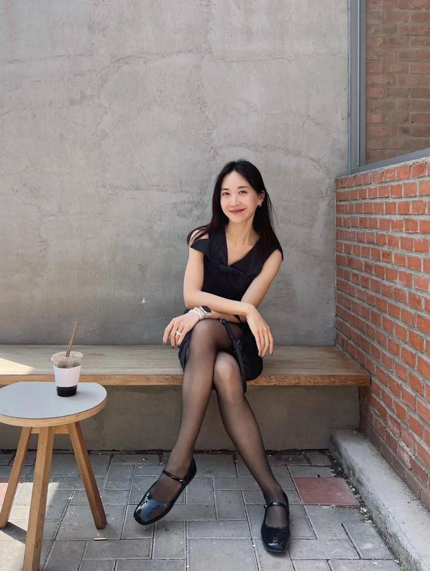 蜂腰翘臀，油光肉丝大长腿