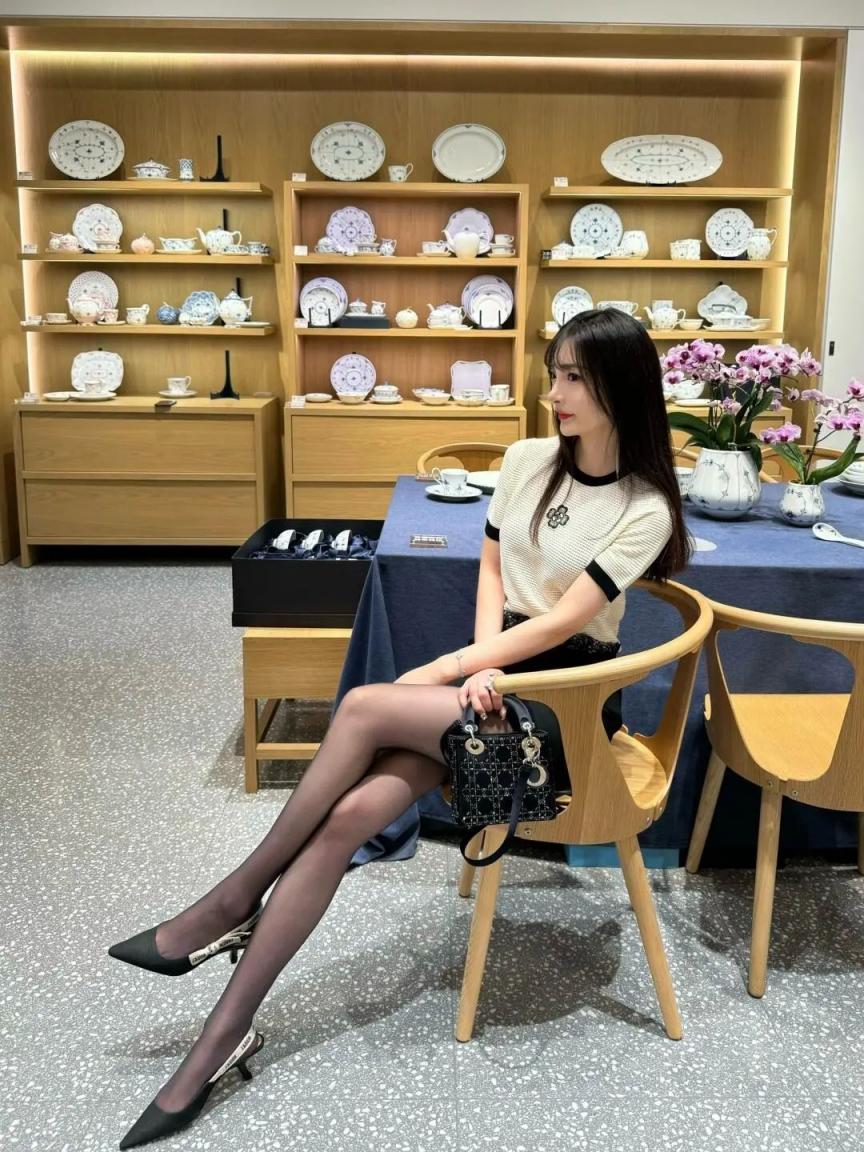 蜂腰翘臀，油光肉丝大长腿