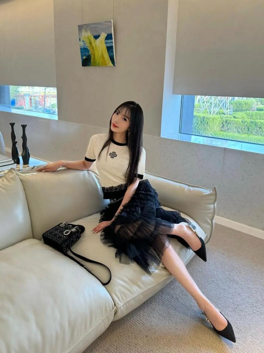 蜂腰翘臀，油光肉丝大长腿