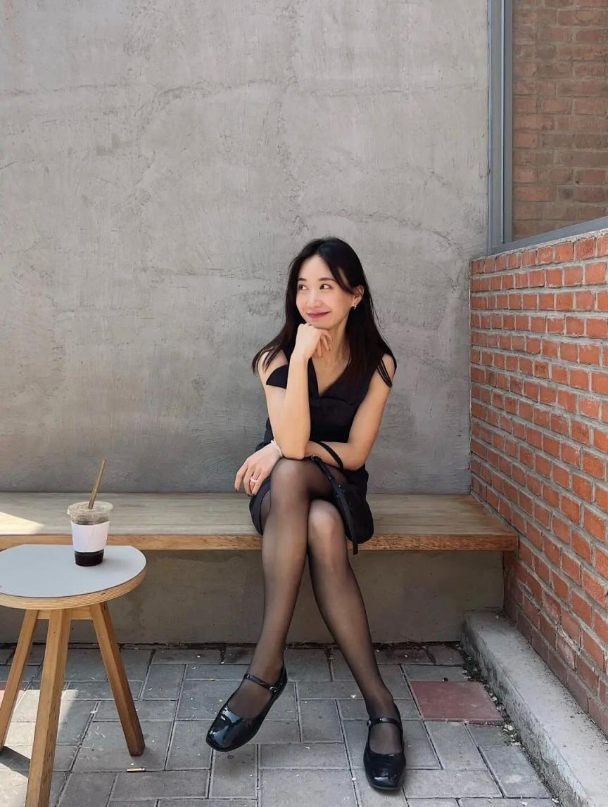 蜂腰翘臀，油光肉丝大长腿