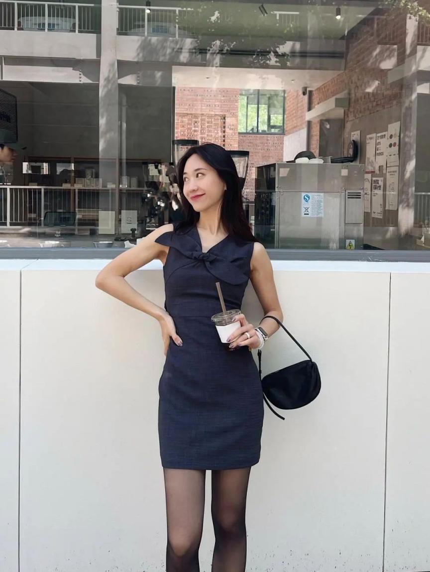 蜂腰翘臀，油光肉丝大长腿