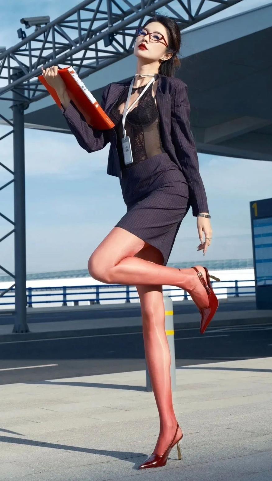 黑丝大长腿，谁看谁迷糊