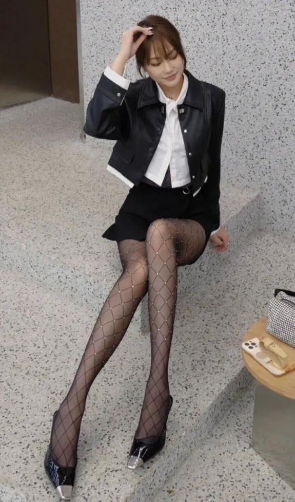 黑丝大长腿，谁看谁迷糊