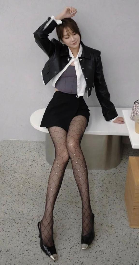 黑丝大长腿，谁看谁迷糊