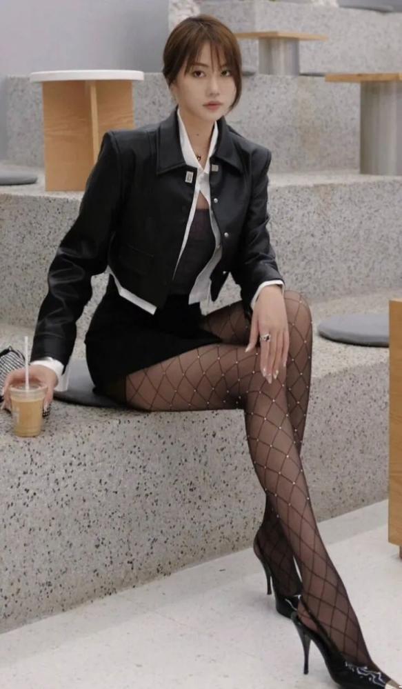 黑丝大长腿，谁看谁迷糊