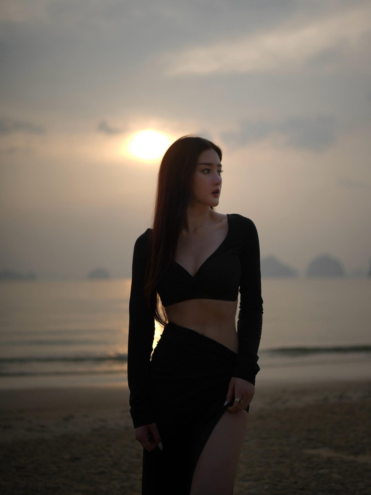 美女妖妖艳艳 丝袜美腿媚态万千勾人魂魄