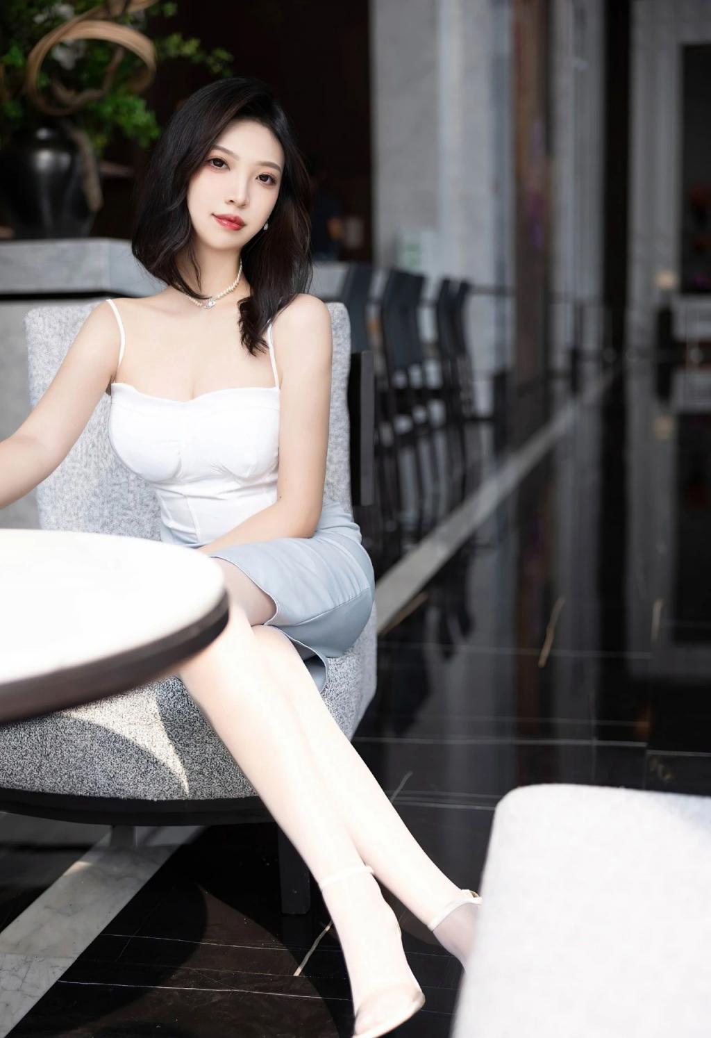 包臀裙，曲线婀娜大长腿