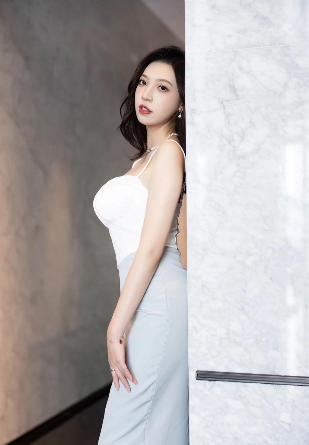 包臀裙，曲线婀娜大长腿