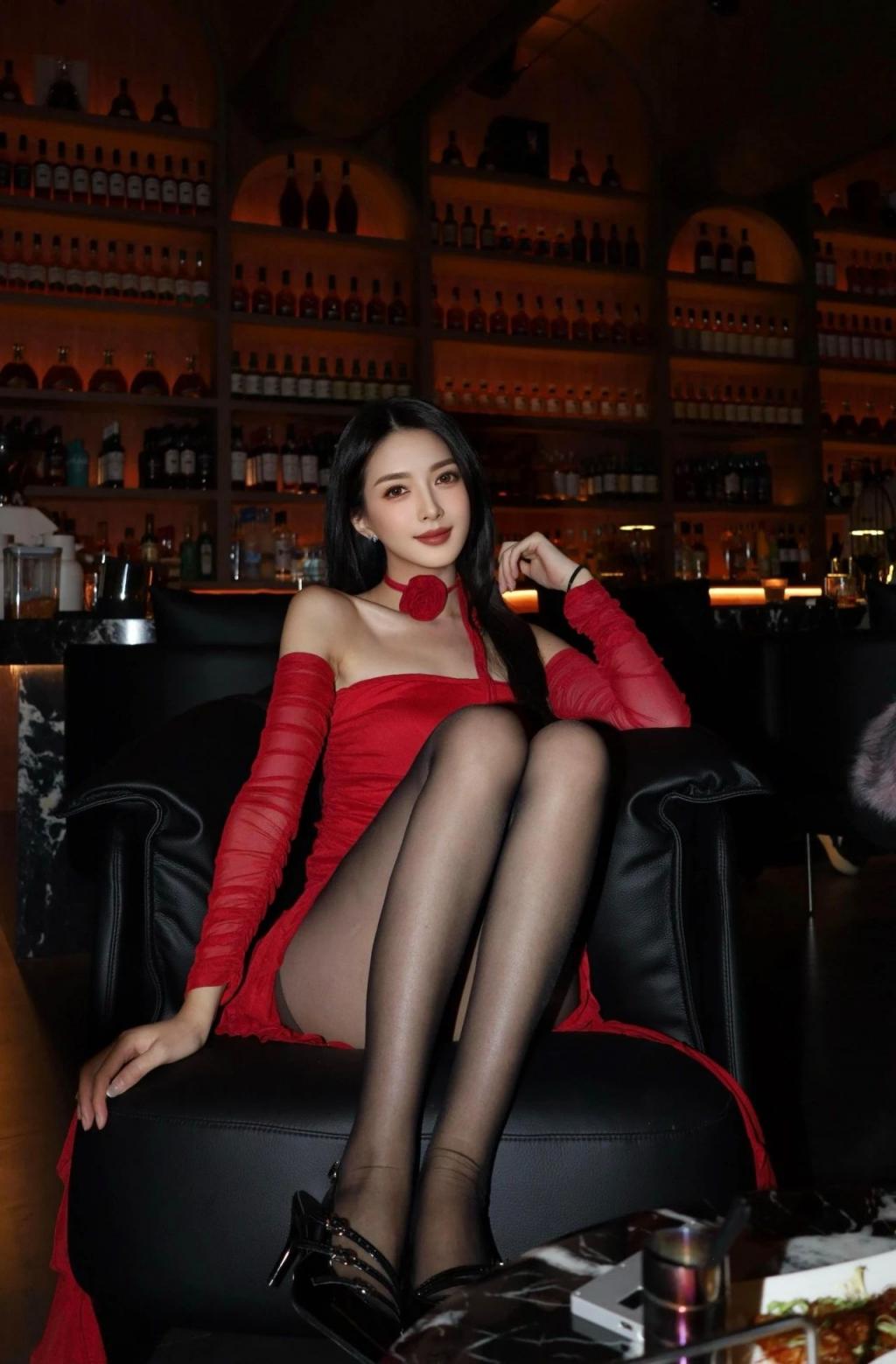 包臀裙，曲线婀娜大长腿