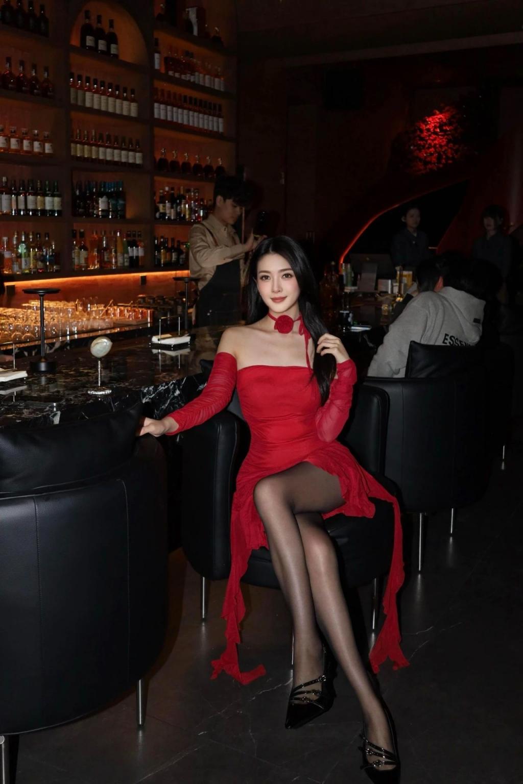 包臀裙，曲线婀娜大长腿