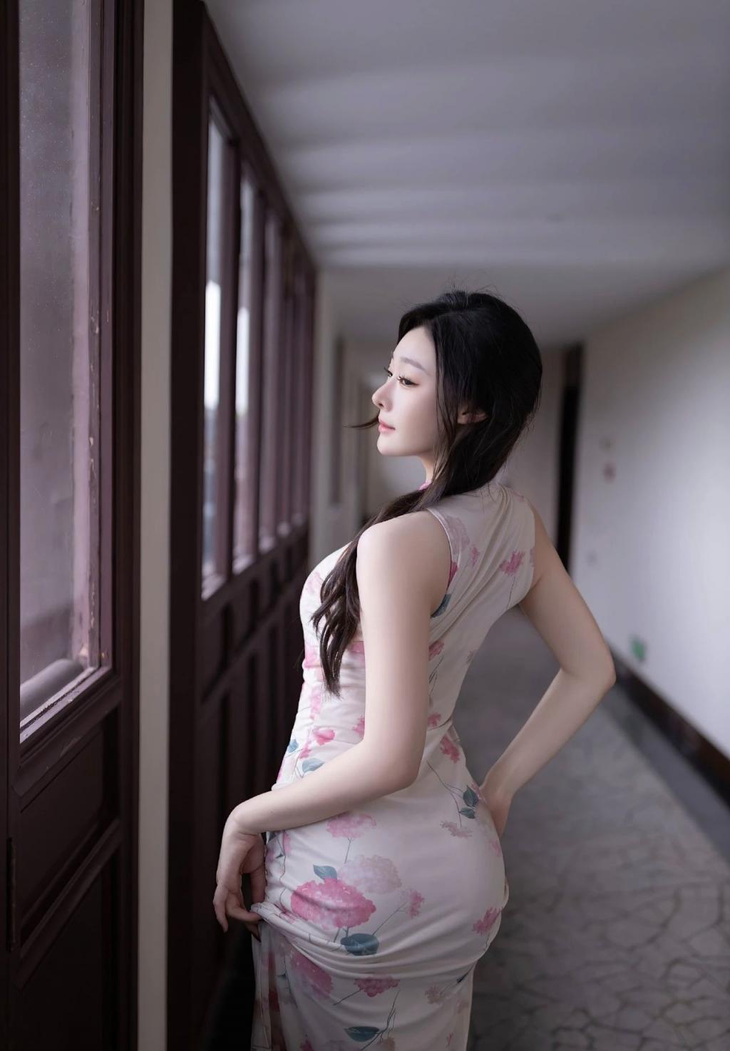 包臀裙，曲线婀娜大长腿