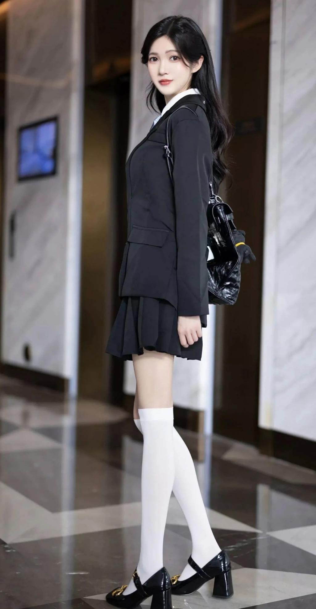 曼妙身材，蜂腰翘臀