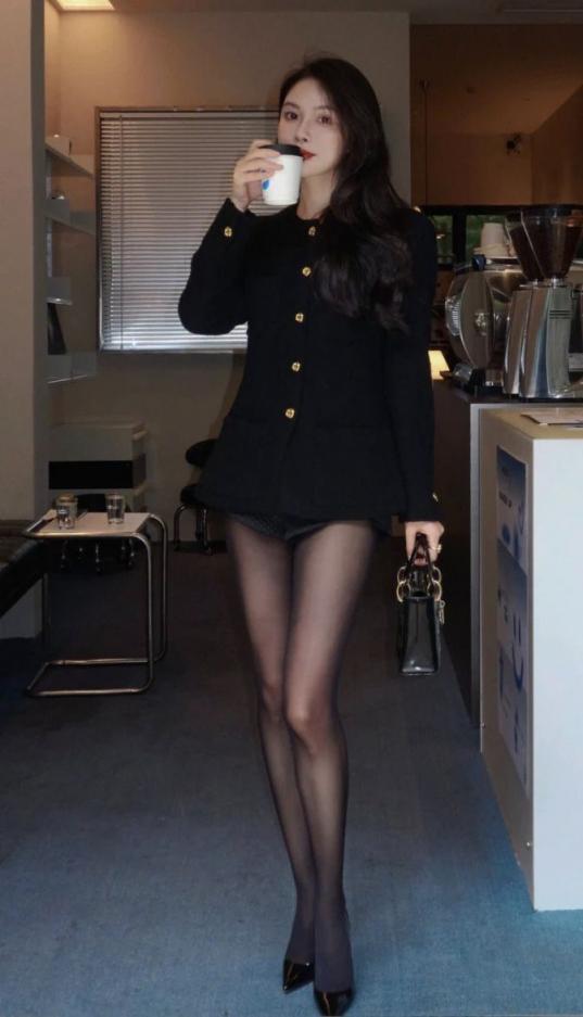 曼妙身材，蜂腰翘臀